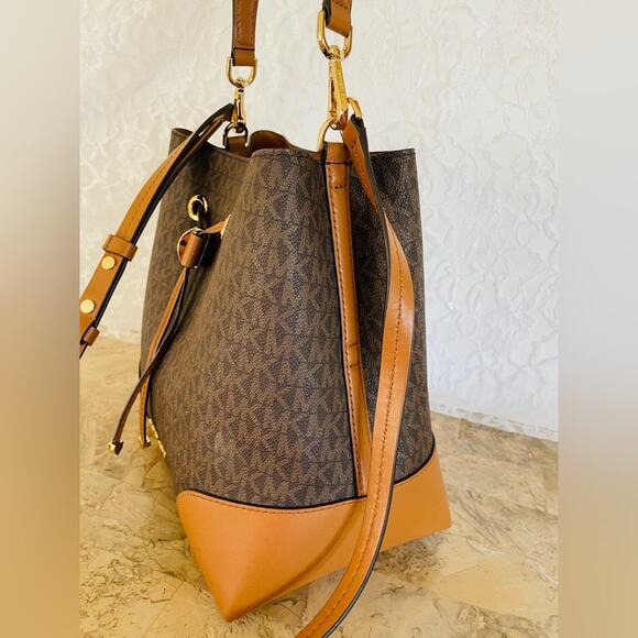 MICHAEL KORS brown saddle logo bucket shoulder bag crossbody - Picture 2 of 9